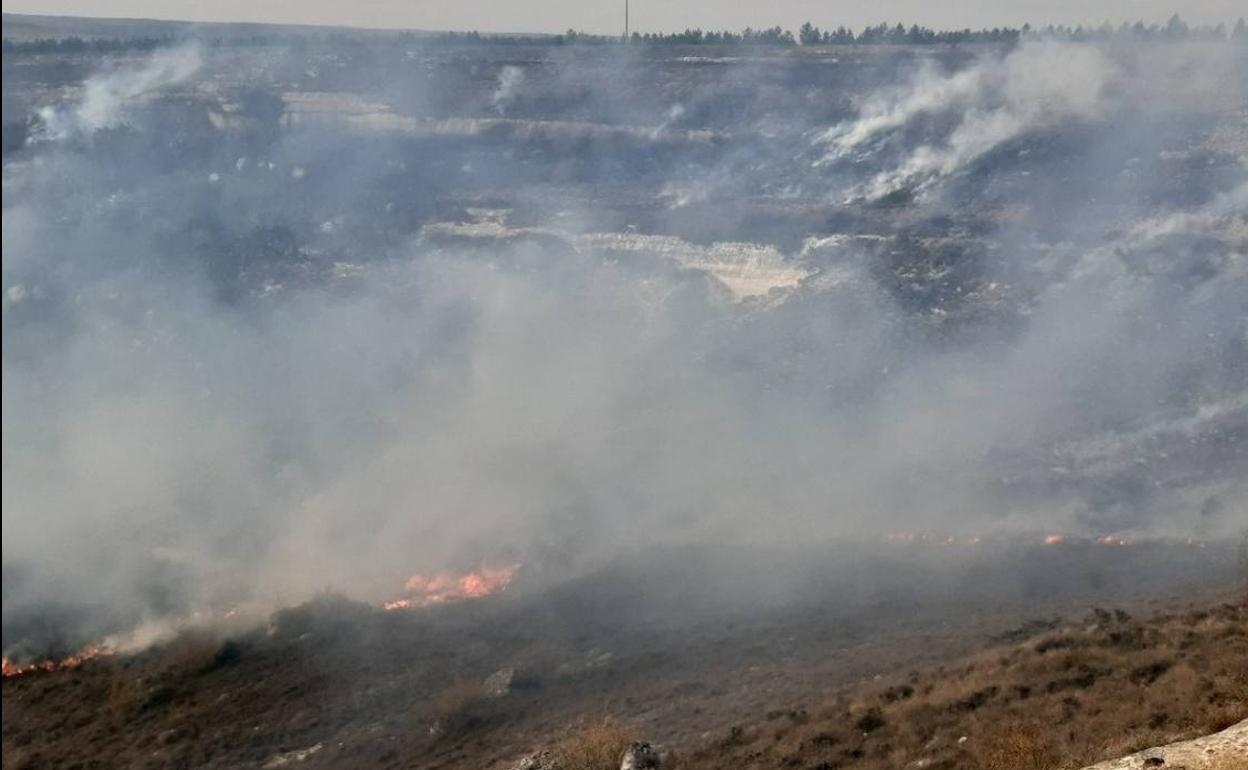 Tierra quemada en uno de los tres incendios que continúan activos en Burgos