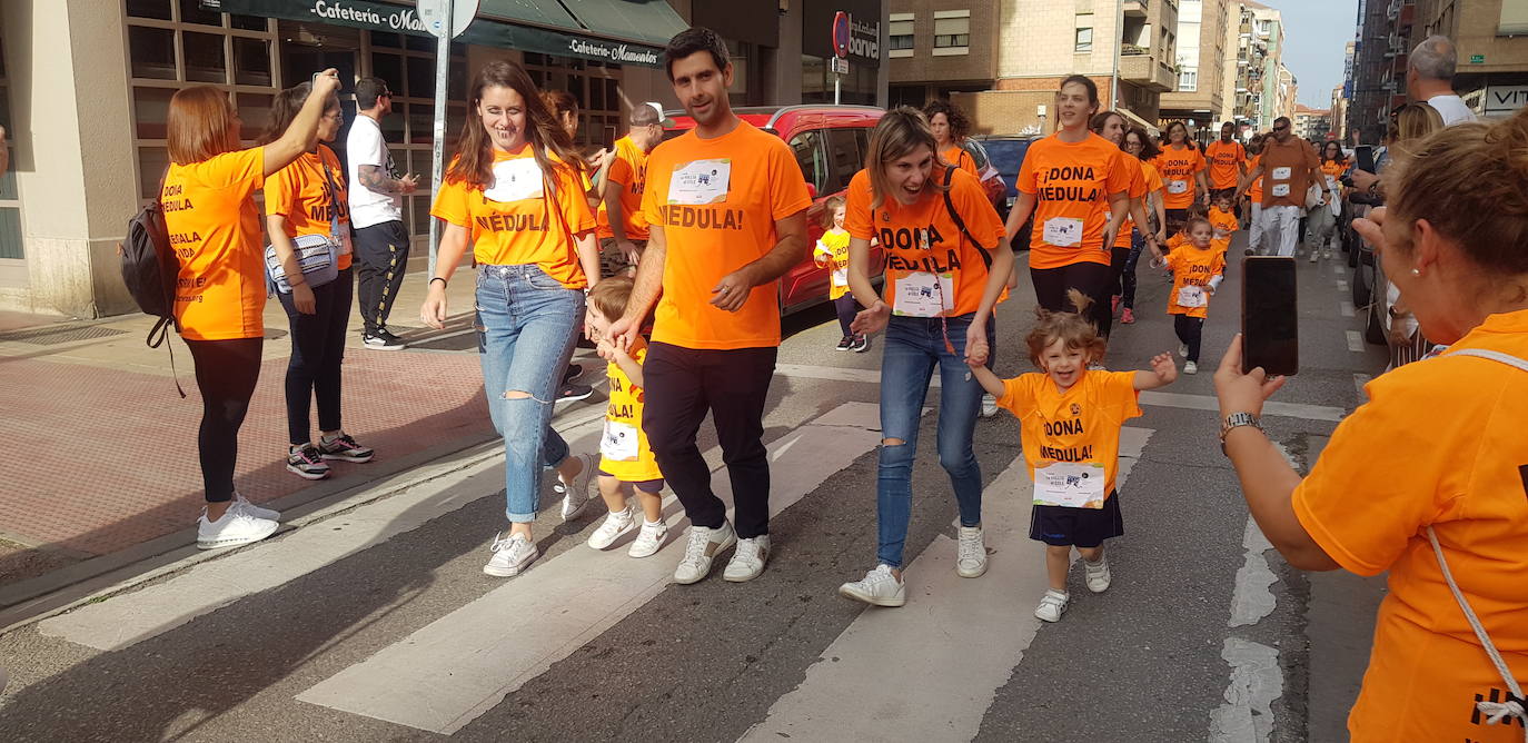 Imágenes de la octava edición de la carrera solidaria 'La Vuelta al Cole' contra la leucemia infantil celebrada este viernes en Miranda