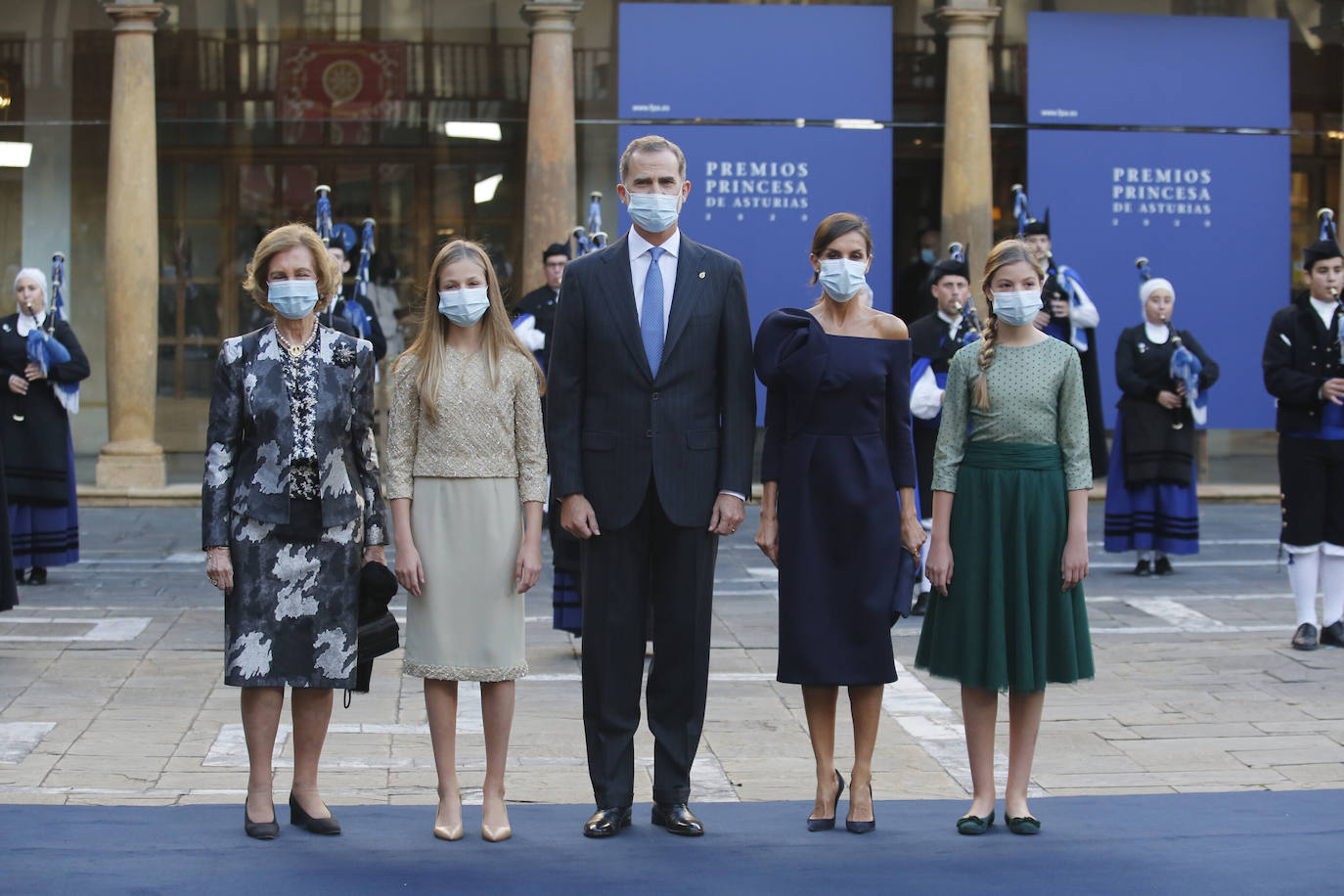 2020. Doña Letizia rompió su tradición de vestir de Felipe Varela para el relevante evento con un vestido que ya había lucido anteriormente. Se trataba de un vestido azul noche con escote bardot y flor en el hombro izquierdo firmado por Delpozo. Uno de los mejores estilismos de la Reina hasta la fecha. 