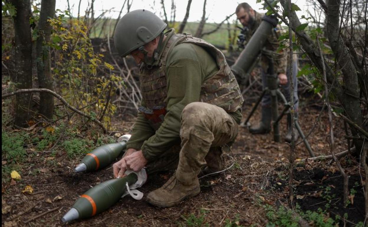 Dos militares ucranianos preparan un mortero en el frente, en la región de Mykolaiv. 