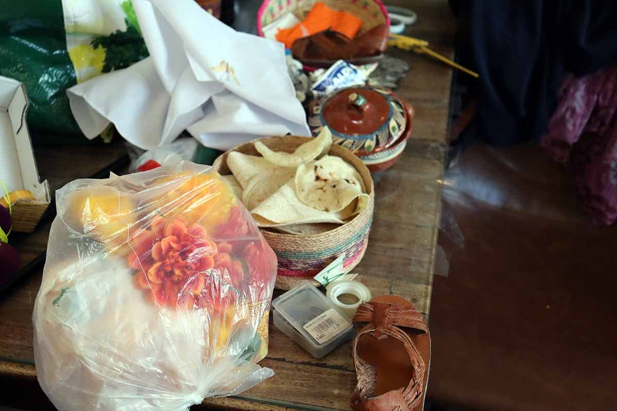 Loreto, Mariasun y Lucía dedicaron un rato entrañable y de trabajo cuidadoso para montar el altar de muertos en honor a Vicente Fernández. 