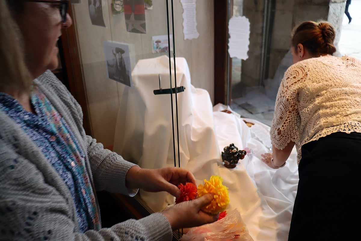 Loreto, Mariasun y Lucía dedicaron un rato entrañable y de trabajo cuidadoso para montar el altar de muertos en honor a Vicente Fernández. 
