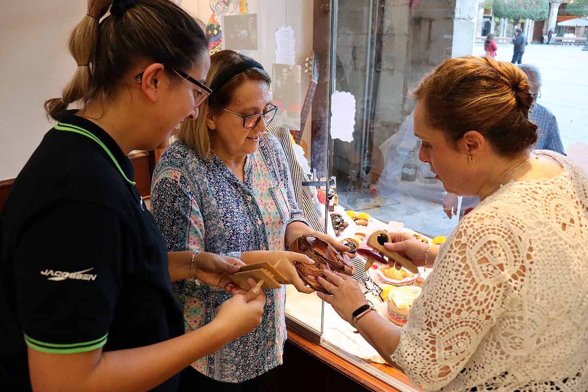 Loreto, Mariasun y Lucía dedicaron un rato entrañable y de trabajo cuidadoso para montar el altar de muertos en honor a Vicente Fernández. 