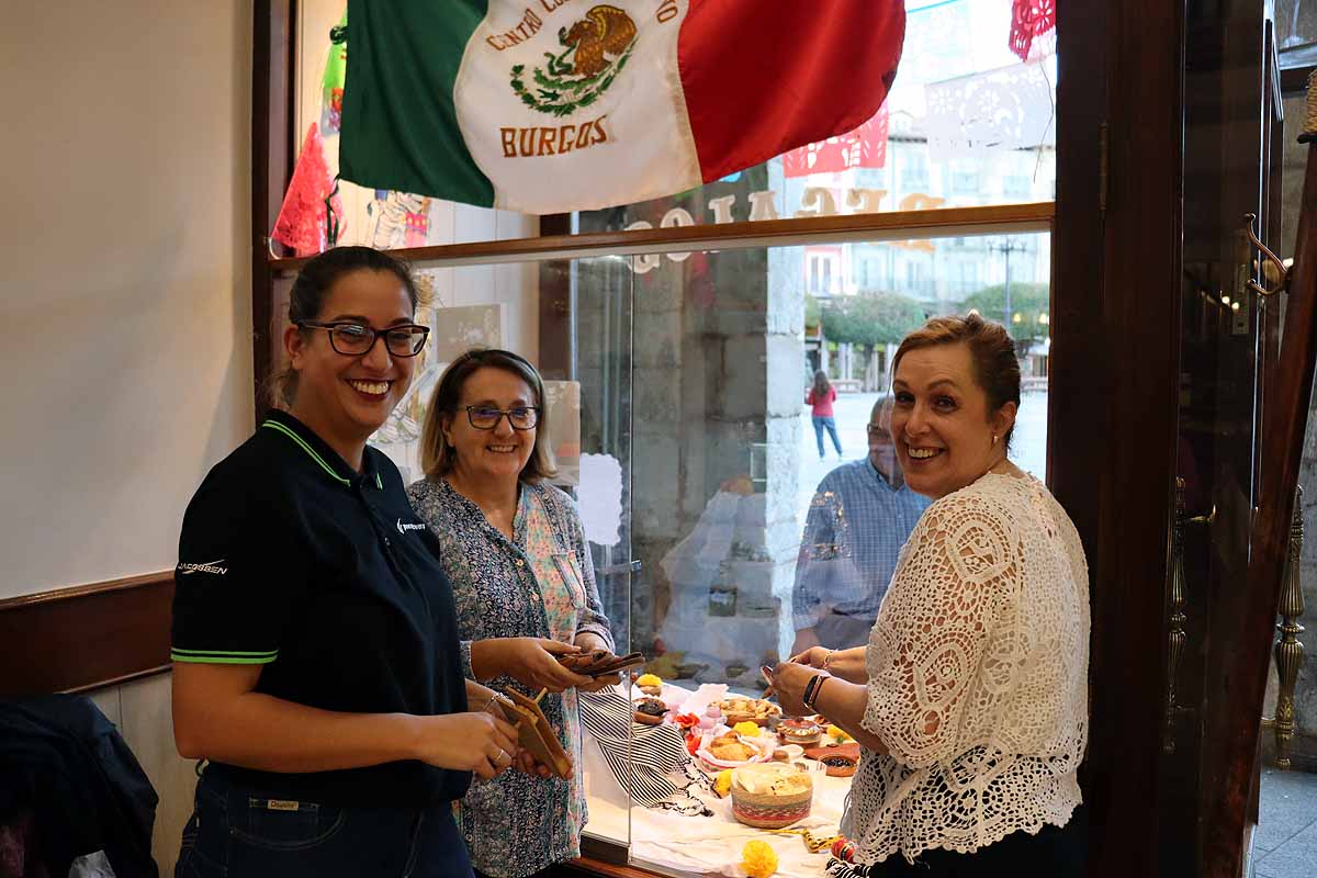 Loreto, Mariasun y Lucía dedicaron un rato entrañable y de trabajo cuidadoso para montar el altar de muertos en honor a Vicente Fernández. 
