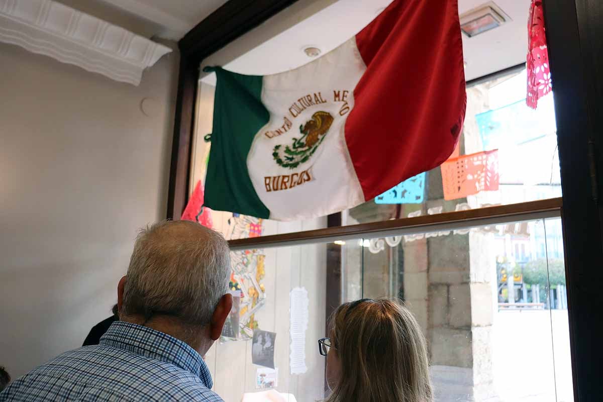 Loreto, Mariasun y Lucía dedicaron un rato entrañable y de trabajo cuidadoso para montar el altar de muertos en honor a Vicente Fernández. 