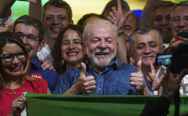 Lula da Silva comparece ante sus seguidores tras conocer su victoria. 