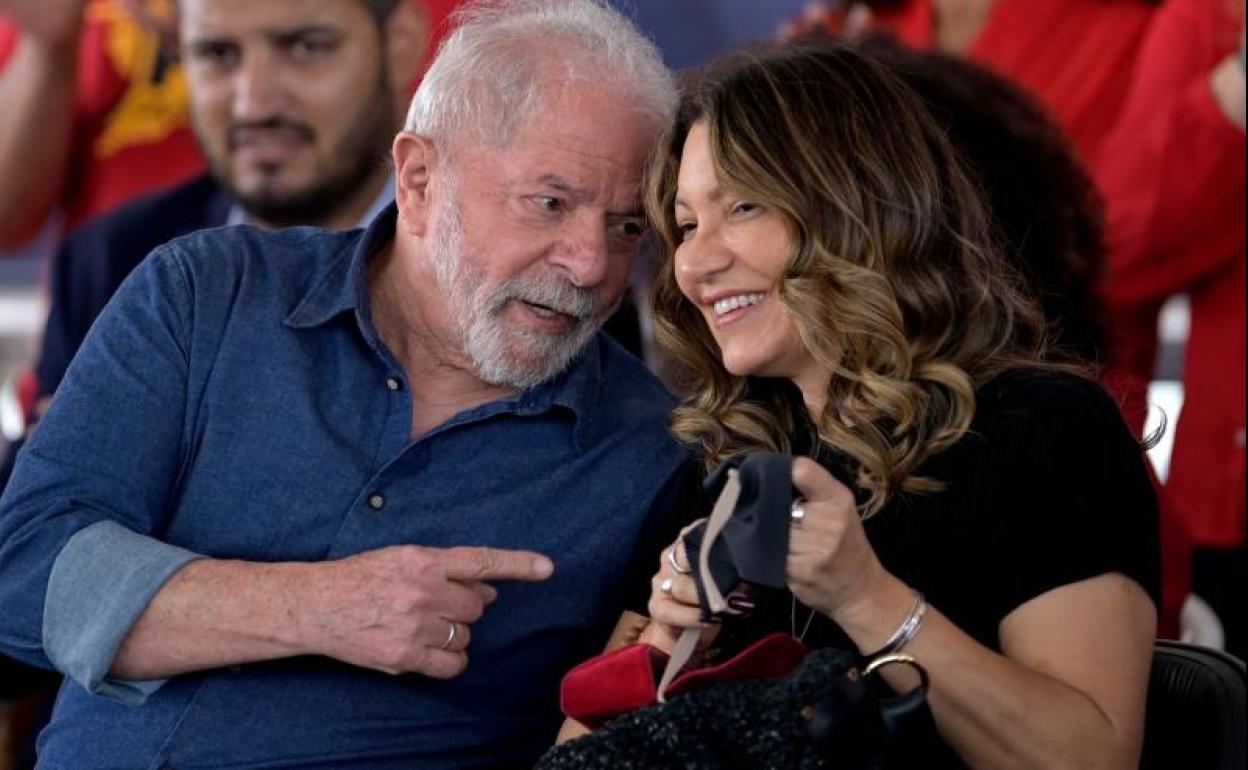 Luiz Inácio Lula da Silva junto a su mujer, Rosángela. 