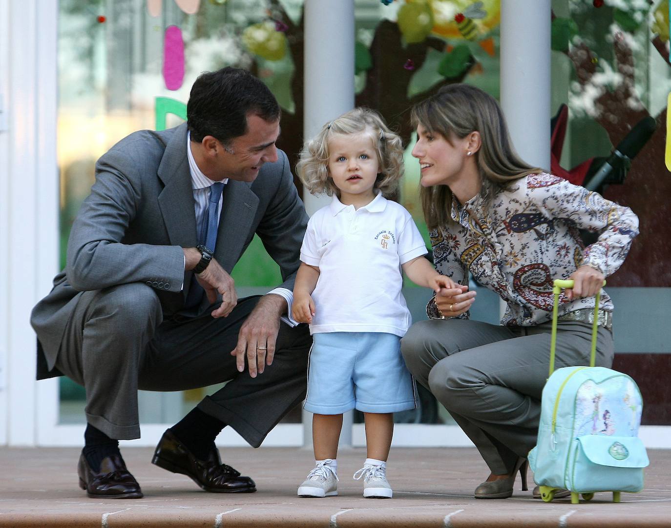 La Infanta Leonor, acompañada por sus padres, se presenta ante los medios de comunicación con el uniforme de la Escuela Infantil de la Guardia Real, ubicada en el recinto del Palacio de El Pardo, en septiembre de 2007.