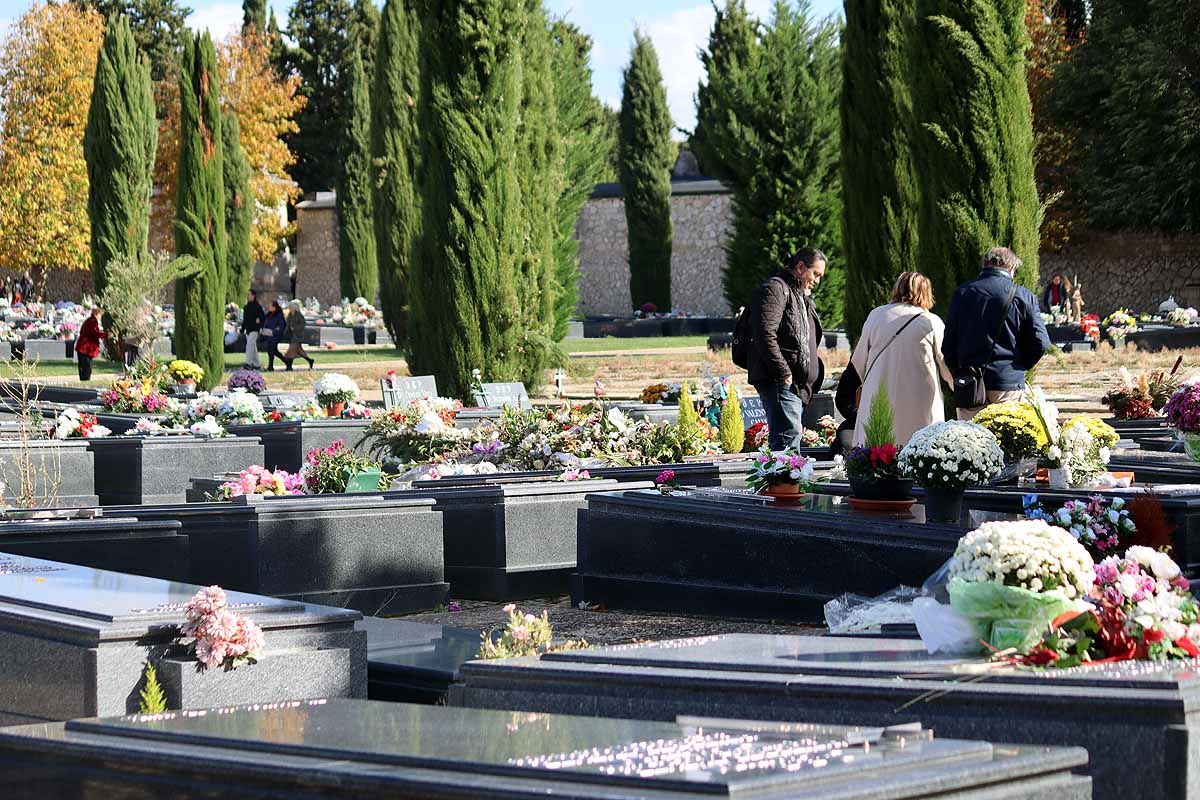 Fotos: Los burgaleses llenan el cementerio para honrar a sus muertos