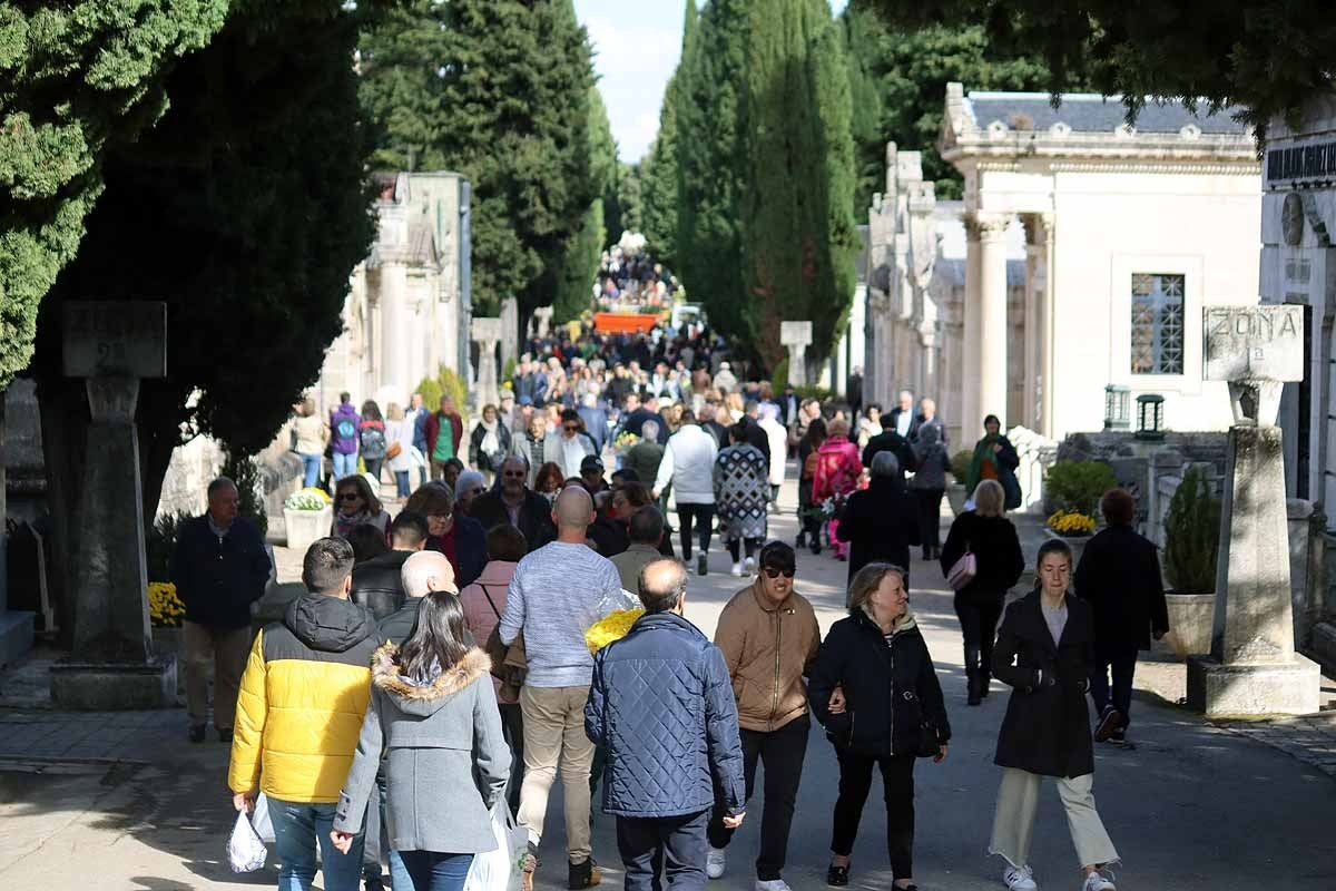 Fotos: Los burgaleses llenan el cementerio para honrar a sus muertos