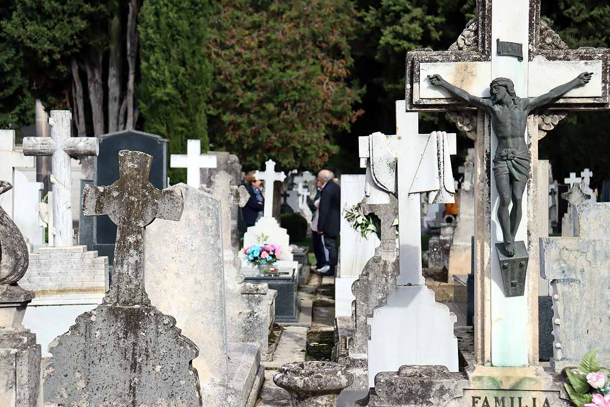 Fotos: Los burgaleses llenan el cementerio para honrar a sus muertos