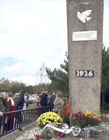 Imagen secundaria 2 - El acto está organizado por la Asociación de Familiares y Represaliados de La Pedraja y representantes socialistas acuden cada año. 