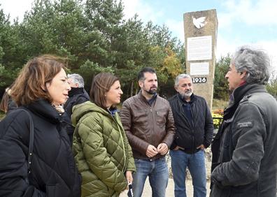 Imagen secundaria 1 - El acto está organizado por la Asociación de Familiares y Represaliados de La Pedraja y representantes socialistas acuden cada año. 