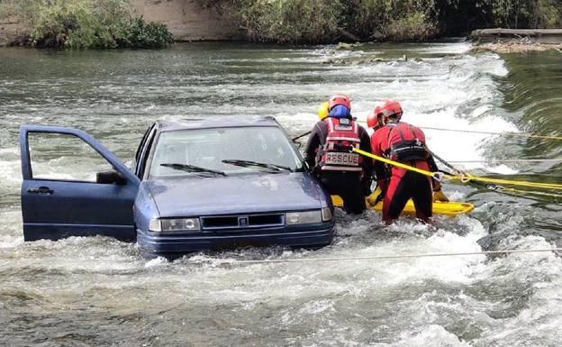 Una veintena de bomberos realizan un simulacro en el Ebro para su formación en salvamento en ríos, riadas e inundaciones