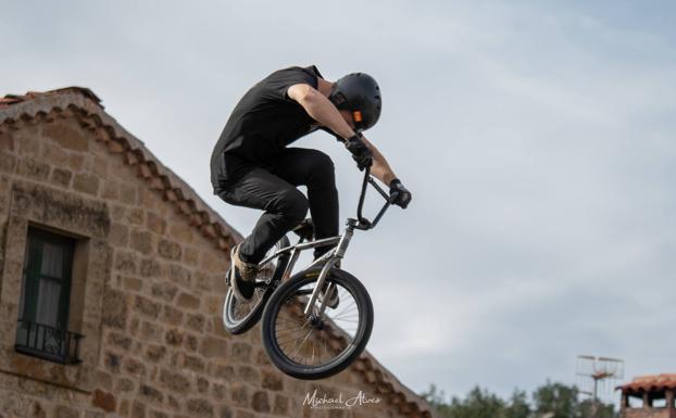 Imagen principal - Daniel Peñafiel está entre los diez mejores ciclistas de BMX del mundo 