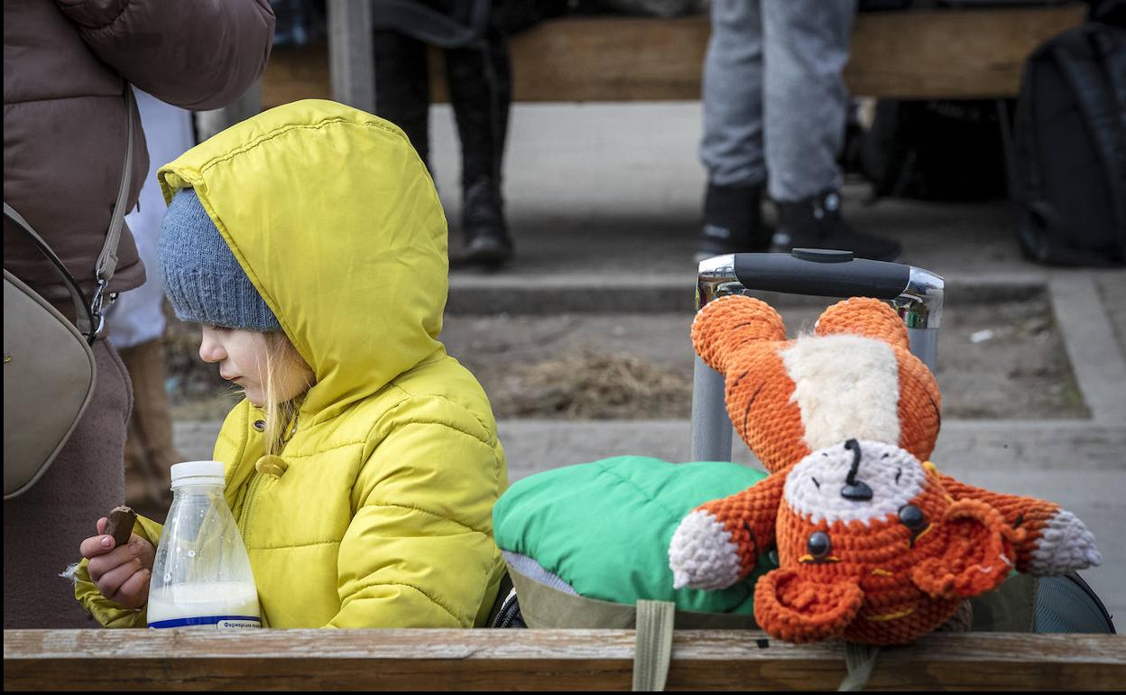Un niño refugiado espera ewl tren en Ucrania. 