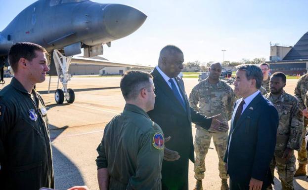 Imagen principal - 1. El secretario de Defensa estadounidense, Lloyd Austin, recibe frente a un bombardero B-1 al ministro de Defensa de Corea del Sur, Lee Jong-sup, este miércoles en la base militar en Maryland. 2. Un Growler EA-18 estadounidense participa en las maniobras militares conjuntas entre Washington y Seúl en la península de Corea. 3. Dos Thunderbolt A-10, durante los mismos ejercicios.