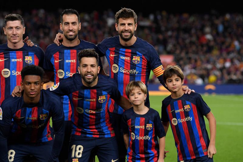 Piqué posa con el resto de compañeros en la foto inicial.