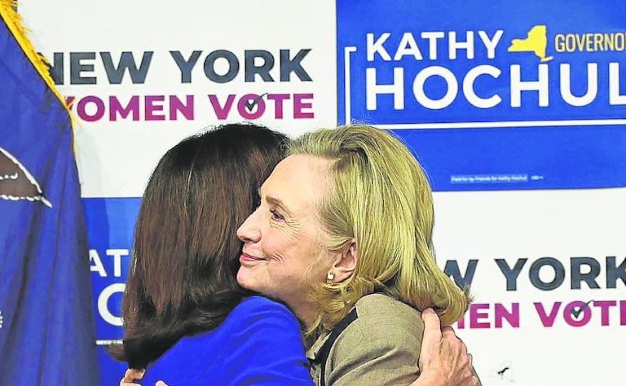 Hillary Clinton abraza a Kamala Harris en el Barnard College.