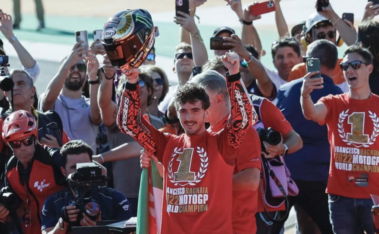 Bagnaia celebrando tras ganar el Mundial