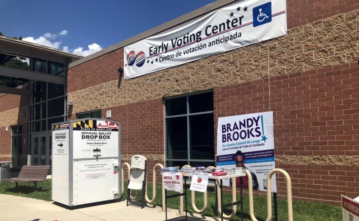 El exterior de un centro de votación anticipada en Maryland. 