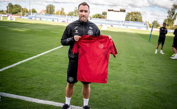 El jugador danés y del Manchester United, Christian Eriksen, posa con la camiseta protesta que lucirá su selección en Catar. 