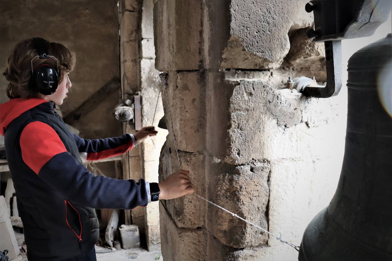 La Asociación de Campaneros de Burgos confía en que la UNESCO declare como Patrimonio Cultural Inmaterial el toque manual de campana. Mientras tanto, ellos llevan años trabajando por preservarlo. Están recopilando toques, trabajan para sacar adelante un centro de interpretación, han creado una escuela de campaneros y, además, se encargan del toque manual en algunas parroquias burgalesas. 