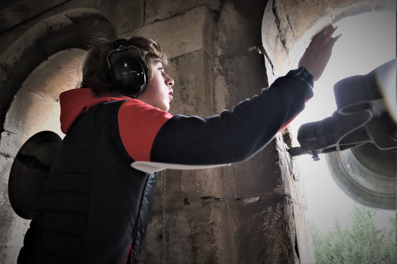 La Asociación de Campaneros de Burgos confía en que la UNESCO declare como Patrimonio Cultural Inmaterial el toque manual de campana. Mientras tanto, ellos llevan años trabajando por preservarlo. Están recopilando toques, trabajan para sacar adelante un centro de interpretación, han creado una escuela de campaneros y, además, se encargan del toque manual en algunas parroquias burgalesas. 