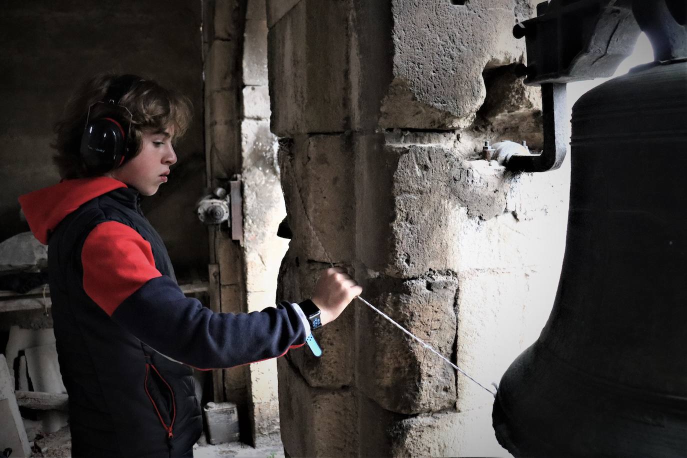 La Asociación de Campaneros de Burgos confía en que la UNESCO declare como Patrimonio Cultural Inmaterial el toque manual de campana. Mientras tanto, ellos llevan años trabajando por preservarlo. Están recopilando toques, trabajan para sacar adelante un centro de interpretación, han creado una escuela de campaneros y, además, se encargan del toque manual en algunas parroquias burgalesas. 