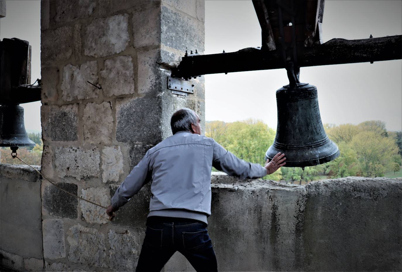 La Asociación de Campaneros de Burgos confía en que la UNESCO declare como Patrimonio Cultural Inmaterial el toque manual de campana. Mientras tanto, ellos llevan años trabajando por preservarlo. Están recopilando toques, trabajan para sacar adelante un centro de interpretación, han creado una escuela de campaneros y, además, se encargan del toque manual en algunas parroquias burgalesas. 