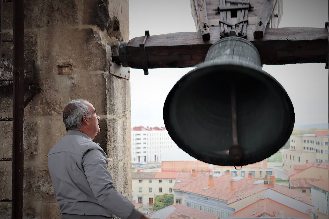 La Asociación de Campaneros de Burgos confía en que la UNESCO declare como Patrimonio Cultural Inmaterial el toque manual de campana. Mientras tanto, ellos llevan años trabajando por preservarlo. Están recopilando toques, trabajan para sacar adelante un centro de interpretación, han creado una escuela de campaneros y, además, se encargan del toque manual en algunas parroquias burgalesas. 