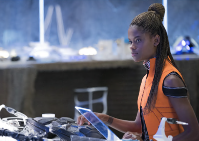 Imagen secundaria 1 - Arriba: la actriz Jodie Foster en la película 'Contact'. Abajo-izquierda: El personaje de Shuri (Letitia Wright), de la película 'Black Panther'.Abajo-derecha: El personaje de Carol Marcus (Alice Eve) , en la película 'Star Trek'.