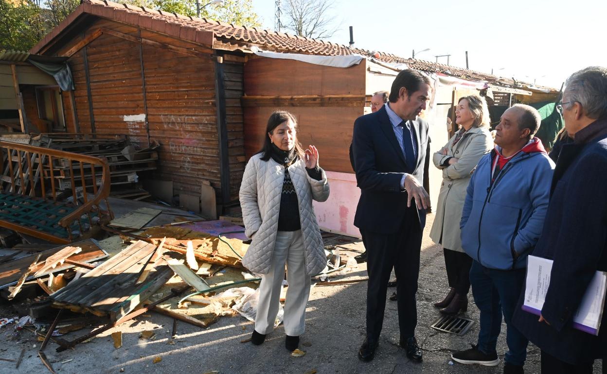 Suárez-Quiñones ha visitado el poblado chabolista. 