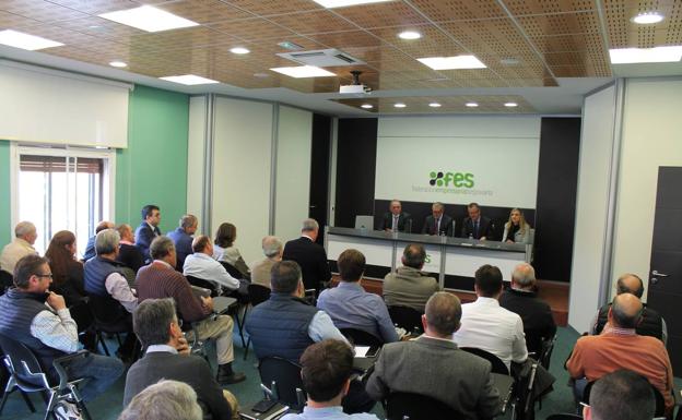 El consejero durante su visita a la lonja de Segovia. 