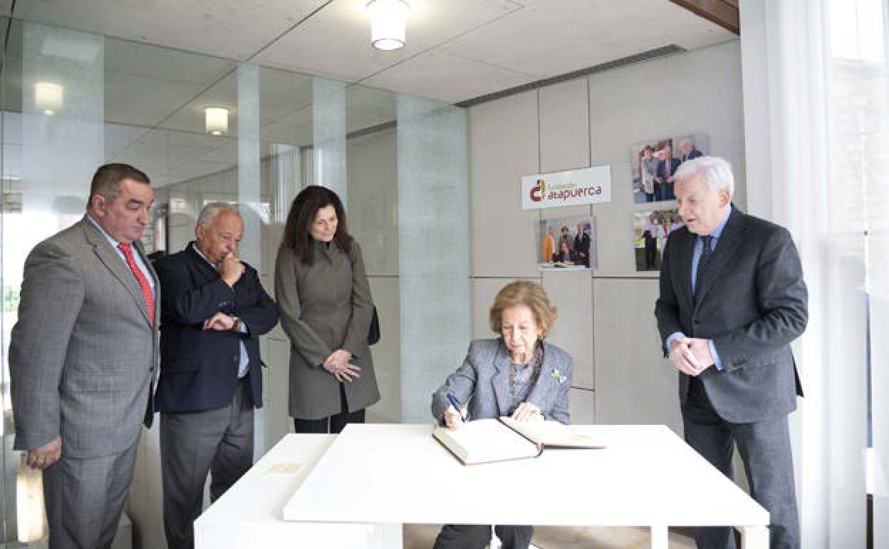 La Reina Doña Sofía firma en el libro de honor de la Fundación Atapuerca. 