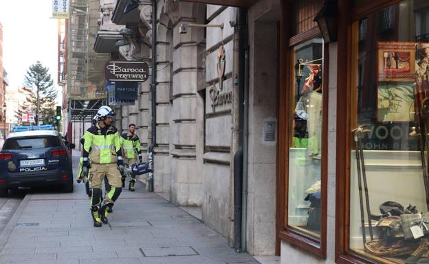 Los bomberos tuvieron que hacer uso de la motosierra para liberar al hombre.