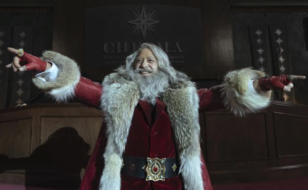 El actor mexicano Andrés Almeida da vida un Santa Claus pagado de sí mismo.