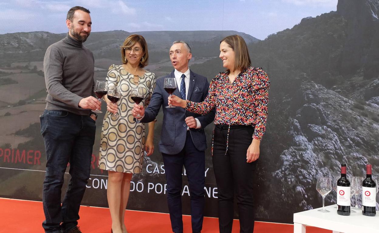 La alcaldesa de Aranda y la concejala de Turismo brindan con el presidente de la Ruta del Vino Ribera del Duero.