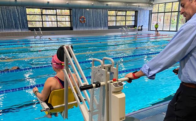 Las piscinas de Burgos se hacen accesibles con sillas adaptadas para personas con movilidad reducida