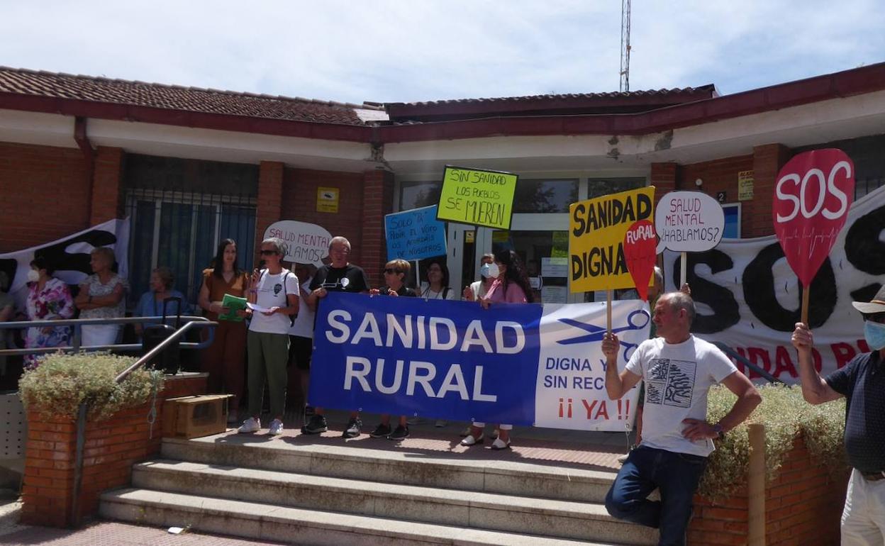 Protestas vecinales en el centro de salud de Roa de Duero.