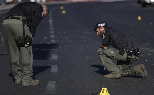 La Policía analiza las evidencias en el lugar de los hechos. 