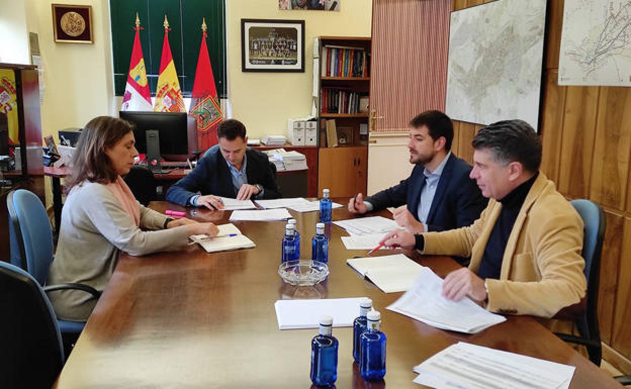 Reunión de la portavoz de Podemos en el Ayuntamiento de Burgos, Marga Arroyo, con el equipo del Gobierno Municipal. 