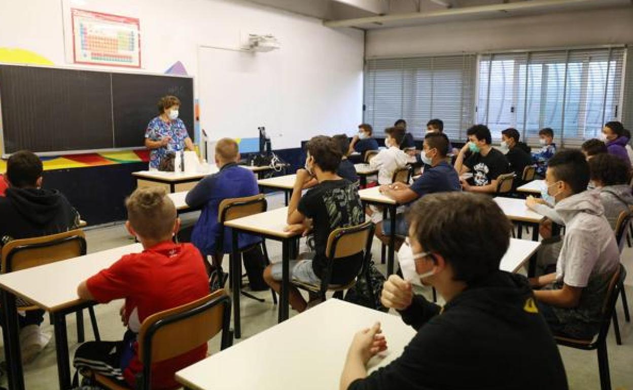 Los alumnos siguen la clase en un colegio de Italia durante la pandemia de covid. 