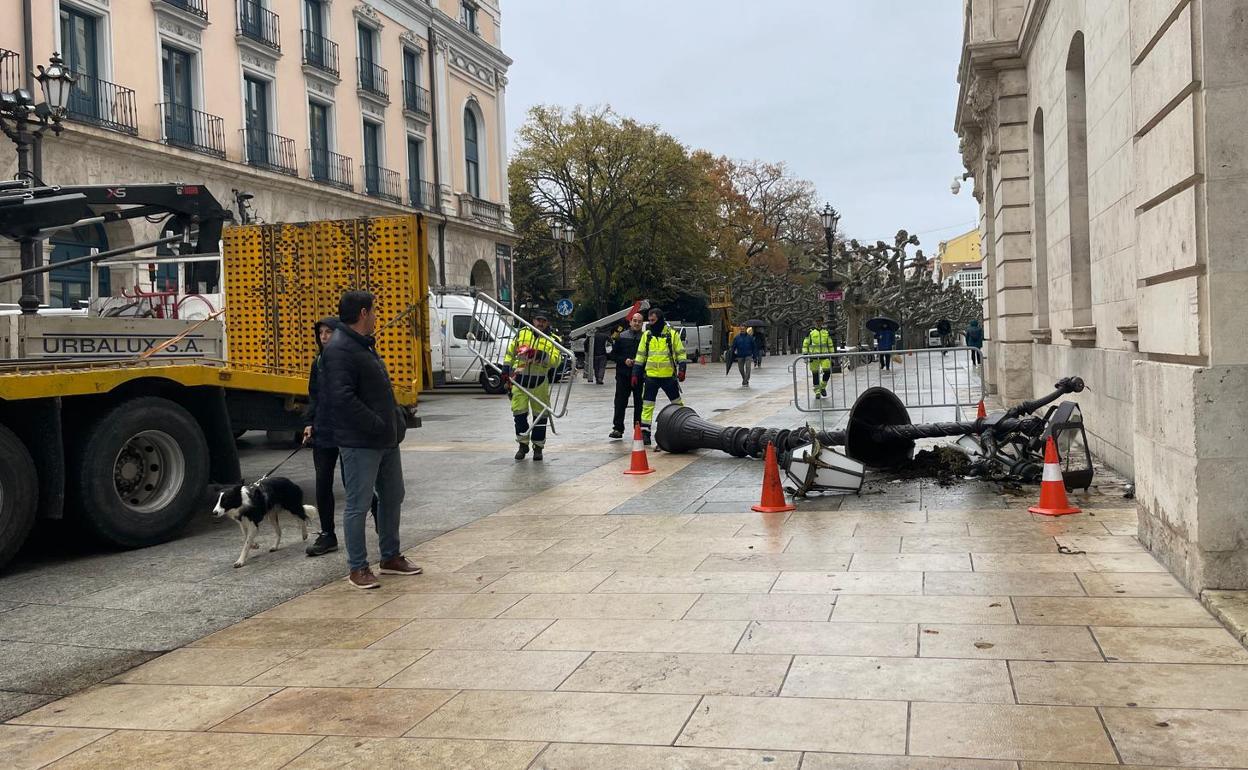 El camión se ha llevado por delante la farola.