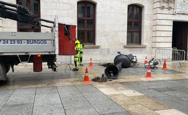 Urbalux se ha encargado de la retirada de la farola.