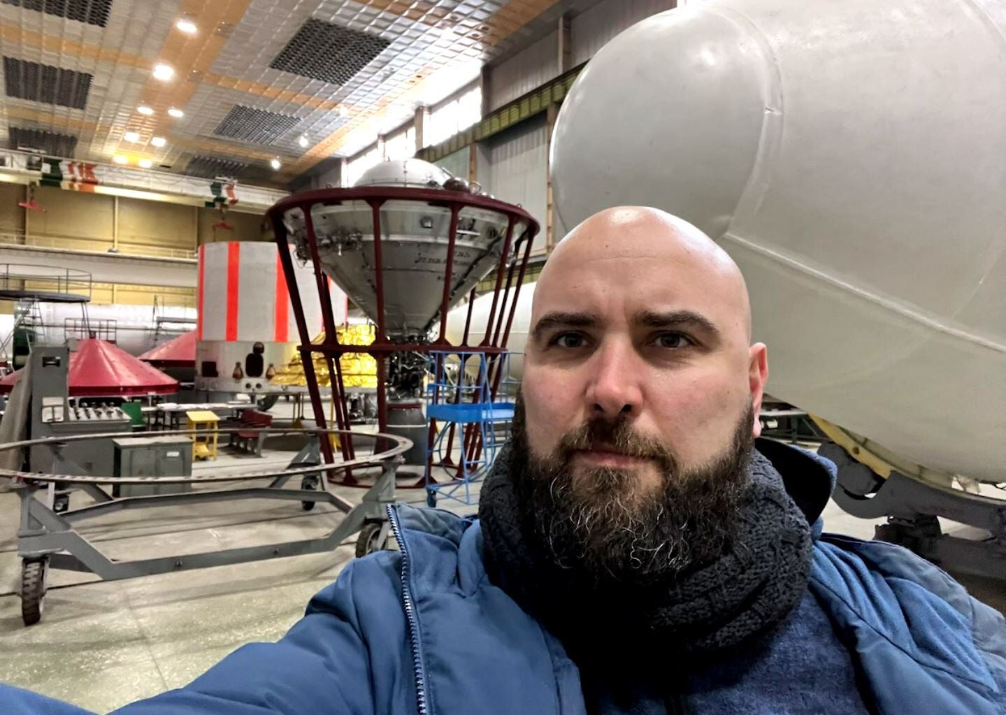 Selfie de Pablo González en una visita a una fábrica en la localidad de Dnipor al este de Ucrania en febrero. 