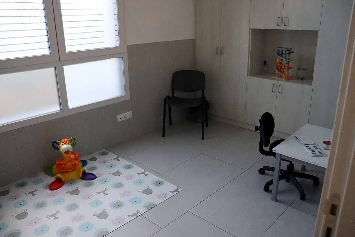 El centro de Autismo Burgos trabaja con 52 familias como punto esencial del desarrollo del niño. Por el programa de Autismo Burgos BBMiradas han pasado 282 niños, de los que 100 han pasado a intervención en el centro y se ha diagnosticado trastorno del espectro autista en otros 70. 