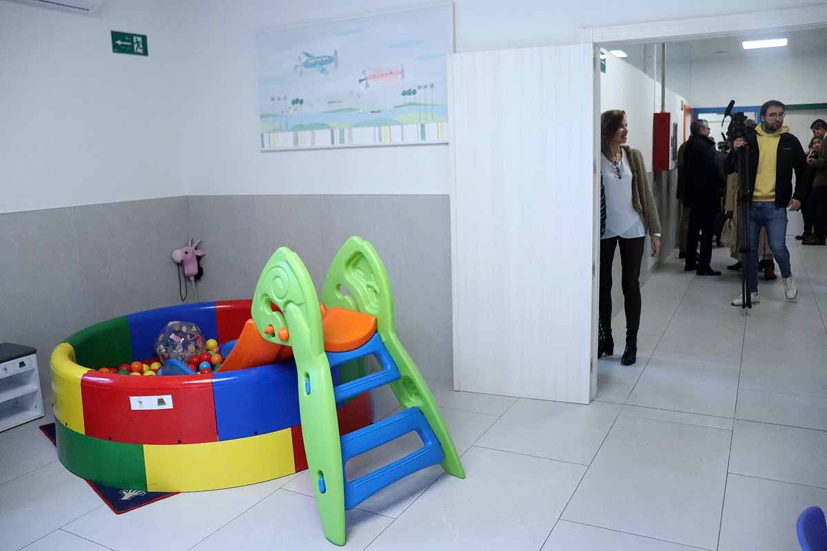 El centro de Autismo Burgos trabaja con 52 familias como punto esencial del desarrollo del niño. Por el programa de Autismo Burgos BBMiradas han pasado 282 niños, de los que 100 han pasado a intervención en el centro y se ha diagnosticado trastorno del espectro autista en otros 70. 