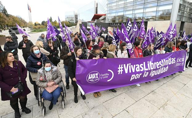 CCOO y UGT se concentran en el paseo de Atapuerca de Burgos para denunciar la violencia machista