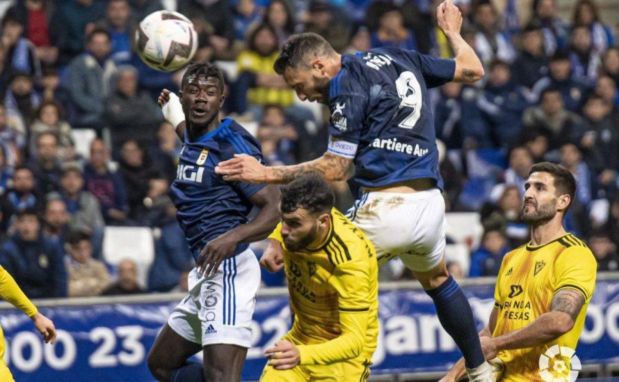 Borja remata de cabeza ante los jugadores del Mirandés.